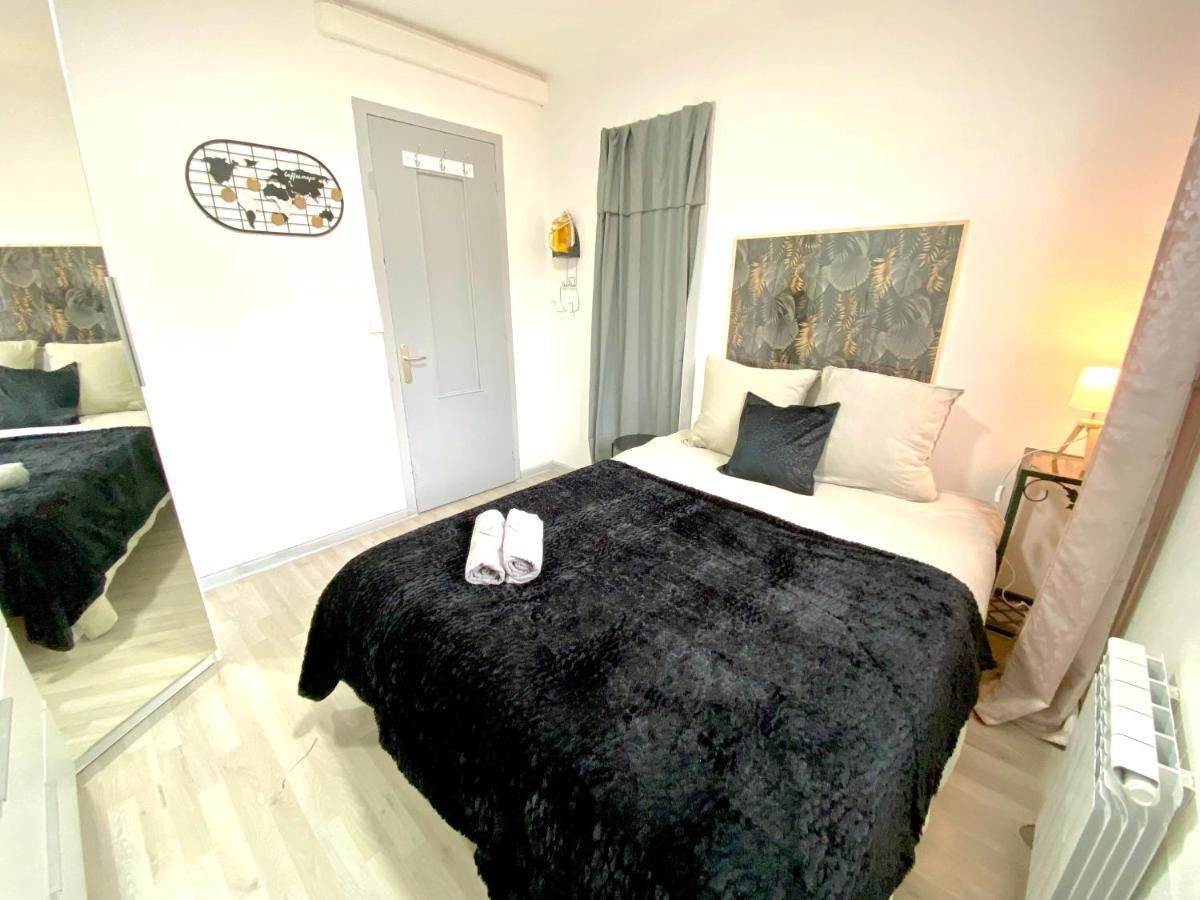 Le Cafe Charmant, Appartement Dans Immeuble Avec Parking Barriere, Balcon LʼArbresle Buitenkant foto