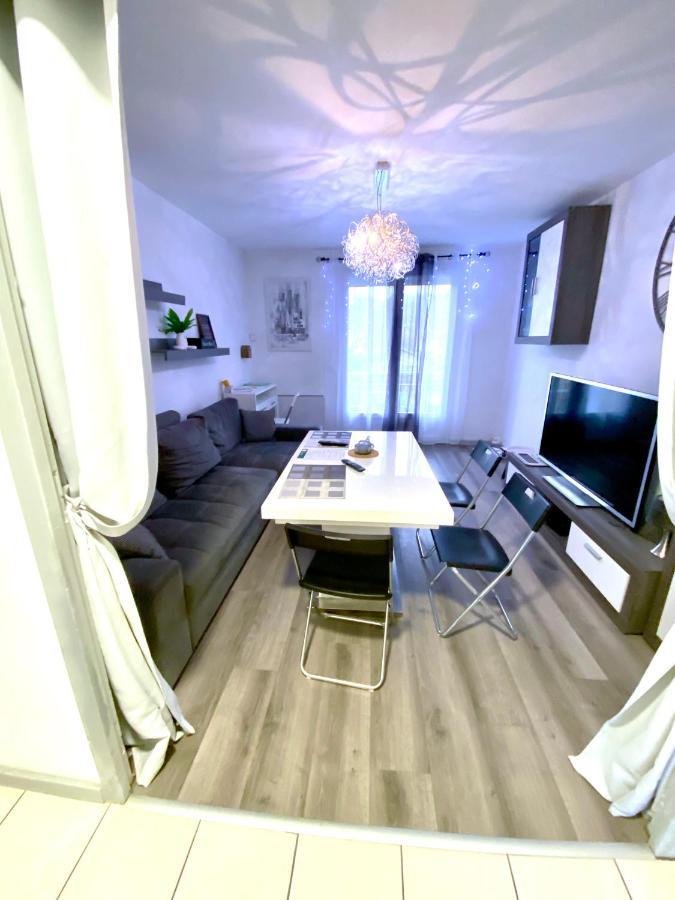 Le Cafe Charmant, Appartement Dans Immeuble Avec Parking Barriere, Balcon LʼArbresle Buitenkant foto